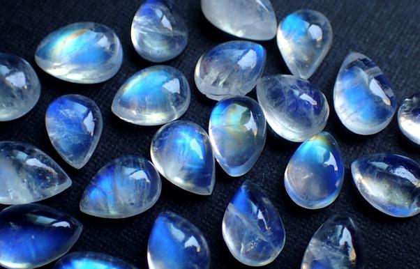 Travelers can witness firsthand the labor-intensive process of mining moonstones, observe the skilled craftsmanship of the artisans, and even purchase their own pieces of moonstone jewelry.